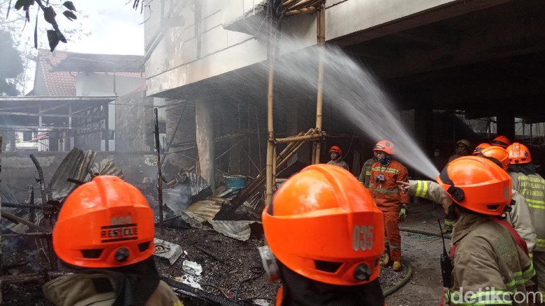 Bedeng Proyek Indekos di Bandung Terbakar, Pekerja Panik Bedeng Proyek Indekos di Bandung Terbakar, Pekerja Panik