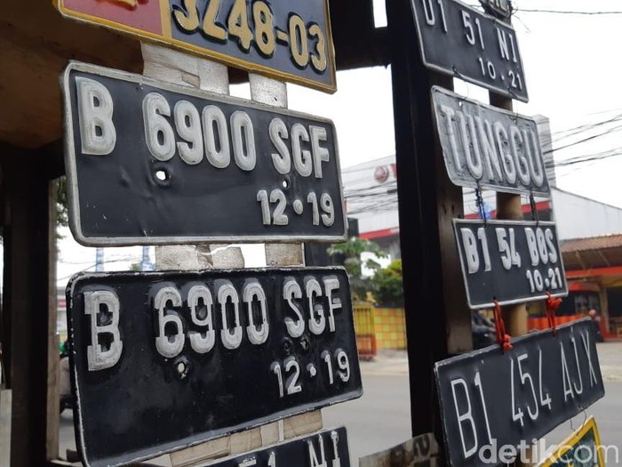 Pelat nomor pinggir jalan