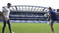 Kepa mengajak mereka untuk mengelilingi Stamford Bridge. Vinales sempat menunjukan keahliaannya mengolah bola di rumput Stadion yang terletak di London ini (Foto: Instagram/motogp)