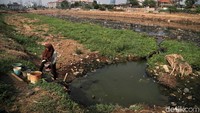 Alhasil mereka harus membuat aliran kecil dari sungai untuk mengambil air tersebut.