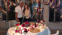 Selama menjalin hubungan dengan The Rock, Lauren melahirkan dua anak yaitu Jasmine dan Tiana. Mereka berdua nampak romantis saat makan malam di perayaan ulang tahun The Rock. Foto: Instagram laurenhashianofficial