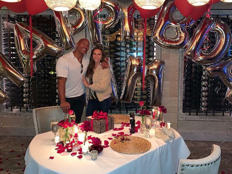 Romantis! Kulineran The Rock dan Istrinya yang Telah Dipacari 12 Tahun