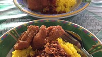 Ikan haruan habang lauk khas nasi kuning. Boleh ditambah tahu dan taburan bawang merah goreng. Sedapnya! Foto : Instagram @mariadinnies