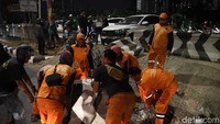 Pasukan Oranye membantu mengevakuasi mobih nahas tersebut.
