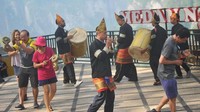Selain menikmati objek wisata alam, pengunjung juga bisa menyaksikan atraksi seni budaya Minangkabau.