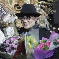 Desiner aksesori Rinaldy Yunardi menampilkan 34 provinsi di Indonesia menjadi aksesori nan megah di peragaan bertajuk Aku Untukmu Indonesia di Hotel Harris. Kelapa Gading. Jakarta. Rabu [21/08/2019]. Foto: Mohammad Abduh/Wolipop