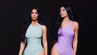 Kim Kardashian dan Kylie Jenner kembali disoroti usai fotonya ketahuan hasil editan. Parahnya dalam foto tersebut jari kaki mereka ada enam. Foto: Dok. Instagram/kimkardashian