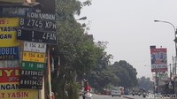 Pengguna kendaraan roda dua dan empat tak jarang lebih memilih tukang pelat nomor pinggir jalan untuk mendapatkan Tanda Nomor Kendaraan Bermotor (TNKB).