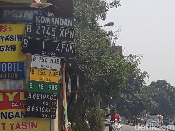 Pelat nomor pinggir jalan