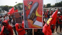 Beragam poster berisi penolakan revisi UU Ketenagakerjaan turut dibawa serta oleh para buruh saat mendatangi gedung DPR/MPR.