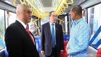 Delegasi Vietnam yang berkunjung ke kantor Pusat TransJakarta adalah Konsul Jenderal RI di Ho Chi Minh City Hanif Salim dan Sekretaris Komite Partai Pusat Kota Ho Chi Minh Nguyen Thien Nhan.