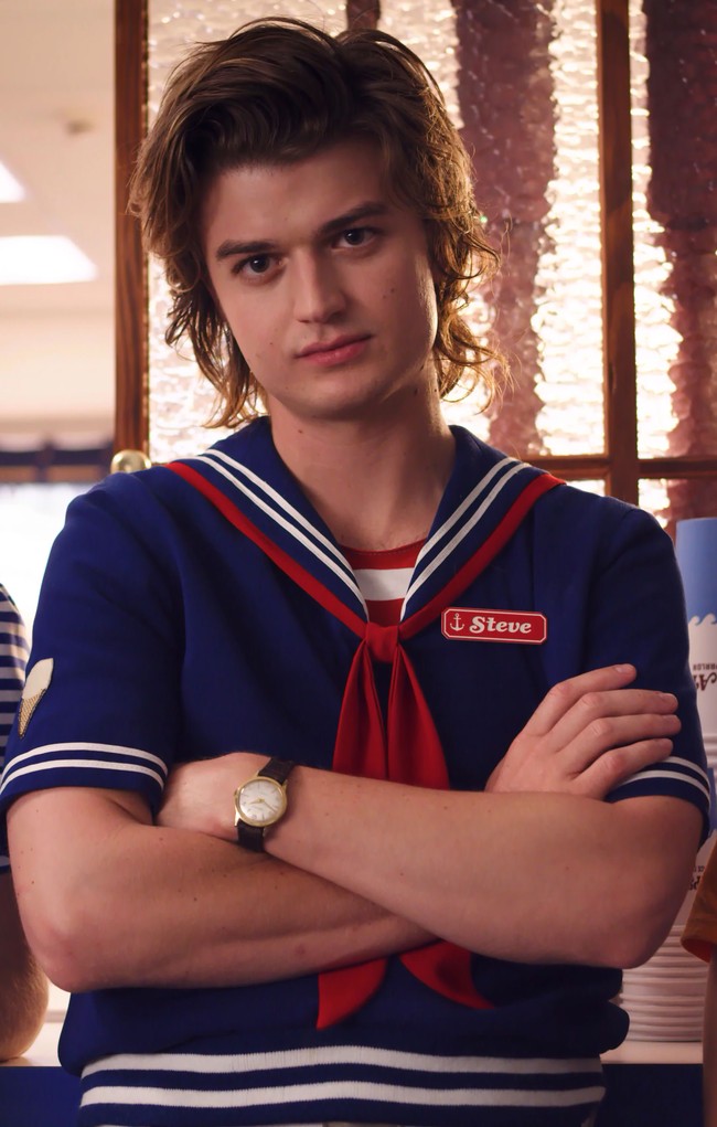 Joe Keery memerankan karakter Steve Harrington, murid SMA berusia 17 tahun di serial Netfilix, Stranger Things. Di dunia nyata, saat itu usianya sudah menginjak 24 tahun. Foto: Istimewa