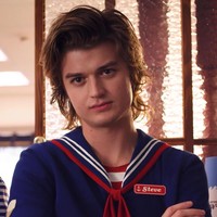 Joe Keery memerankan karakter Steve Harrington, murid SMA berusia 17 tahun di serial Netfilix, Stranger Things. Di dunia nyata, saat itu usianya sudah menginjak 24 tahun. Foto: Istimewa