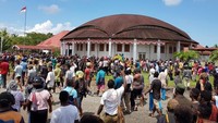 Warga menggelar aksi unjuk rasa di depan Kantor DPRD Kabupaten Nabire, Papua, Kamis (22/8/2019).