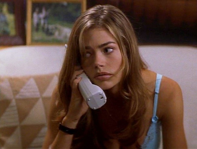 Wajah awet muda Denise Richards membuatnya kebagian peran sebagai anak sekolah 16 tahun di film Wild Things. Padahal kala itu usianya hampir kepala tiga, 27 tahun. Foto: Istimewa