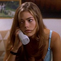 Wajah awet muda Denise Richards membuatnya kebagian peran sebagai anak sekolah 16 tahun di film Wild Things. Padahal kala itu usianya hampir kepala tiga, 27 tahun. Foto: Istimewa