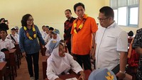 Direktur Utama Bank Mega Kostaman Thayib sempat menyapa para siswa SMK Persada, Sangata, Kalimantan Timur. Istimewa/Bank Mega.