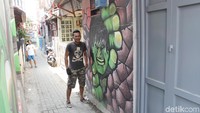 Dengan bermodal kocek sendiri, Ivan mulai membeli cat tembok kiloan. (Yudha Maulana/detikcom)