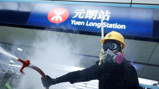 Polisi Tangani Pendemo Hong Kong Dengan Meriam Air
