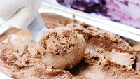 Bikin ngiler! Es krim cokelat enak ini tak boleh terlewatkan saat berkunjung ke Mad Pops. Foto: Instagram Mad Pops