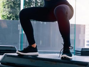 Anti Mainstream, Model Playboy Latihan Squat Pakai Buaya