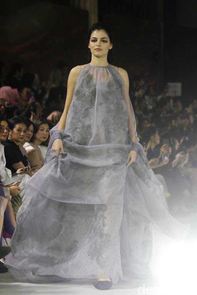 Fashion show tunggal Sapto Djojokartiko yang terinspirasi wayang Solo, Jawa Tengah, di Bali Room Hotel Kempinski. Jakarta. [Selasa, 20/08/2019]. Foto: Mohammad Abduh/Wolipop