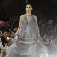 Fashion show tunggal Sapto Djojokartiko yang terinspirasi wayang Solo, Jawa Tengah, di Bali Room Hotel Kempinski. Jakarta. [Selasa, 20/08/2019]. Foto: Mohammad Abduh/Wolipop