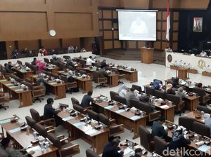 Pin Emas dan Jas Bagi Anggota DPRD Jabar Senilai Rp 1 M