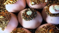 Sering kali pesta pernikahan bertema kerajaan. Cupcakes dengan hiasan perhiasan seperti ini akan menarik perhatian banyak orang. Foto: Istimewa