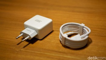 Charger VOOC 3.0 dan kabel data USB type C. Foto: Adi Fida Rahman/detikINET