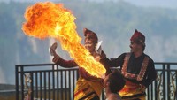 Para penari dari kelompok Seni Saayun Salangkah memamerkan tari piring dan semburan api di Taman Panorama Ngarai Sianok, Buktitinggi, Sumatera Barat, Kamis (22/8/2019).