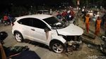 Mobil Tabrak Pembatas Jalan di Sunter, Begini Penampakannya