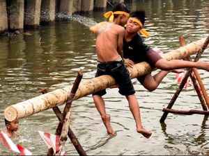 Lomba Tepuk Bantal
