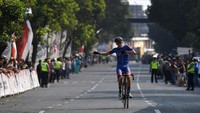 Pebalap sepeda Marcus Culey dari Team Sapura Cycling menari di atas sepeda sebelum memasuki garis finish etape ketiga Tour de Indonesia 2019 di Jember, Jawa Timur, Rabu (21/8/2019). ANTARA FOTO/Sigid Kurniawan.