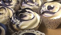 Warna gelap jarang dipilih. Namun, cupcakes dengan tema ghotic ini juga terlihat mewah. Apalagi dengan taburan mutiara di atasnya.Foto: Istimewa
