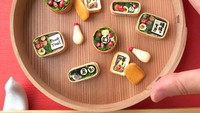Lewat instagramnya @tomoko_misumi_tchaiko, wanita ini membuat aneka hiasan makanan. Ada bento, permen, cake hingga aneka sayuran.  Foto: instagram @tomoko_misumi_tchaiko