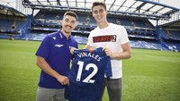 Vinales dan Curtchlow akhir pekan ini akan berlaga MotoGP Inggris yang digelar di Sirkuit Silverstone, Minggu (25/8). Sedangkan Kepa akan mengawal gawang Chelsea di laga kontra Norwich City, Sabtu (24/5) (Foto: Instagram.com/motogp)