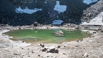 Tapi studi terbaru yang dipublikasikan di jurnal Nature Communications membuat misteri di danau itu malah makin membingungkan. Riset itu menganalisa 38 kerangka. Ada 23 orang keturunan Asia Selatan, tapi mereka meninggal secara sporadis dalam satu atau beberapa event berbeda antara tahun 700 sampai 1000. Foto: Haunted India