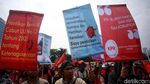 Aksi Buruh Tolak Revisi UU Ketenagakerjaan di Depan DPR