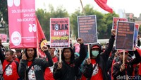 Sejumlah buruh yang tergabung dalam Kesatuan Perjuangan Rakyat (KPR) menggelar aksi unjuk rasa di depan gedung DPR/MPR, Jakarta, Kamis (22/8/2019).