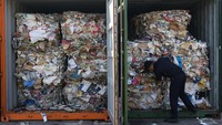 Sampah plastik itu tercampur ke dalam sampah kertas (waste paper) yang diimpor dari negara seperti Amerika Serikat (AS), Australia, Prancis, Jerman dan Hong Kong.
