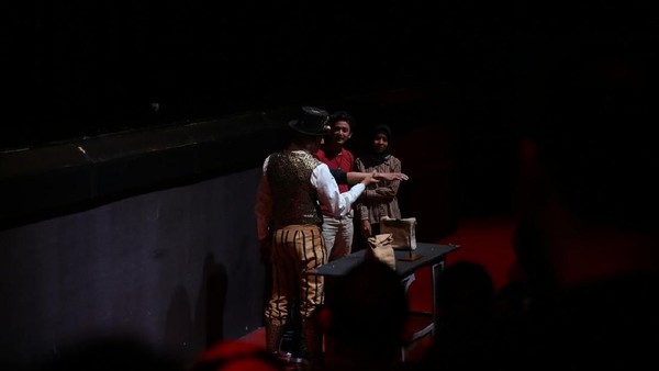 Tak hanya itu, penonton juga diajak berinteraksi dengan ikut terlibat dalam pertunjukan sulap berbahaya itu. Tapi tenang, semua aman kok (Trans Studio Bandung) Tak hanya itu, penonton juga diajak berinteraksi dengan ikut terlibat dalam pertunjukan sulap berbahaya itu. Tapi tenang, semua aman kok (Trans Studio Bandung)