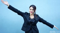 Meski sedih, wanita bernama asli Katty Butterfly itu tak ambil pusing. Pool/Palevi S/detikFoto.