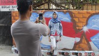 Foto mural ini pun tak luput dari jepretan kamera selfie warga yang lewat. (Yudha Maulana/detikcom)