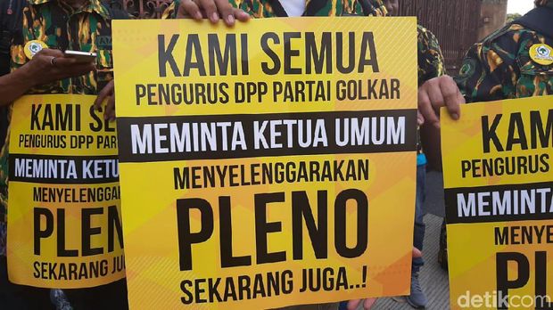 Desak Pleno, Massa AMPG Pro-Bamsoet Datangi Kantor DPP Golkar