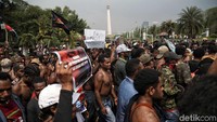 Sementara rekan-rekan lainnya turut mendengarkan orasi tersebut. Mereka tampak tertib dan antri berorasi saat menggelar aksi di kawasan Istana Merdeka.