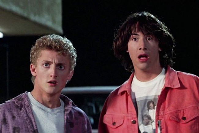 Keanu Reeves berperan sebagai anak sekolah usia 17 tahun di film Bill & Ted’s Excellent Adventure. Kala itu, umur Keanu yang sebenarnya sudah 25 tahun. Foto: Istimewa