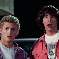 Keanu Reeves berperan sebagai anak sekolah usia 17 tahun di film Bill & Ted’s Excellent Adventure. Kala itu, umur Keanu yang sebenarnya sudah 25 tahun. Foto: Istimewa