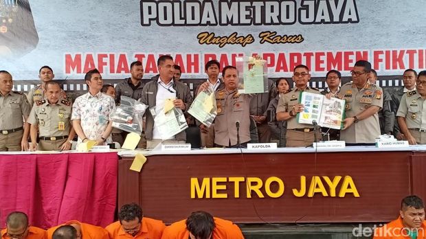 Rilis penangkapan 3 orang sindikat penipuan penjualan apartemen di Ciputat, Tangerang Selatan di Polda Metro Jaya