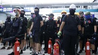 Para demonstran pun membekali diri dengan semprotan pemadam kebakaran saat akan berhadapan dengan pihak kepolisian. Thomas Peter/Reuters.